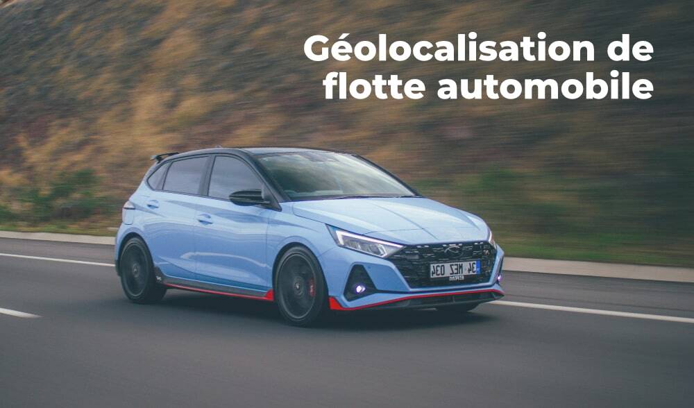 Voiture bleue qui roule sur la route