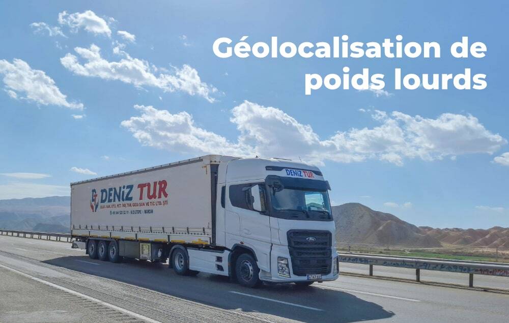 Poids lourds roulant sur l'autoroute sous un ciel bleu