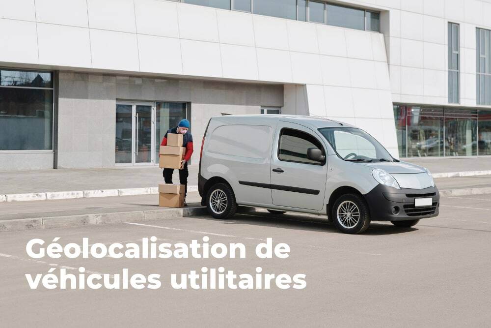 Personne qui charge un véhicule utilitaire de cartons devant un entrepot